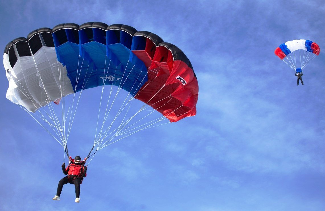 голая девушка прыгает с парашютом - купитьзимнийкостюм.рф